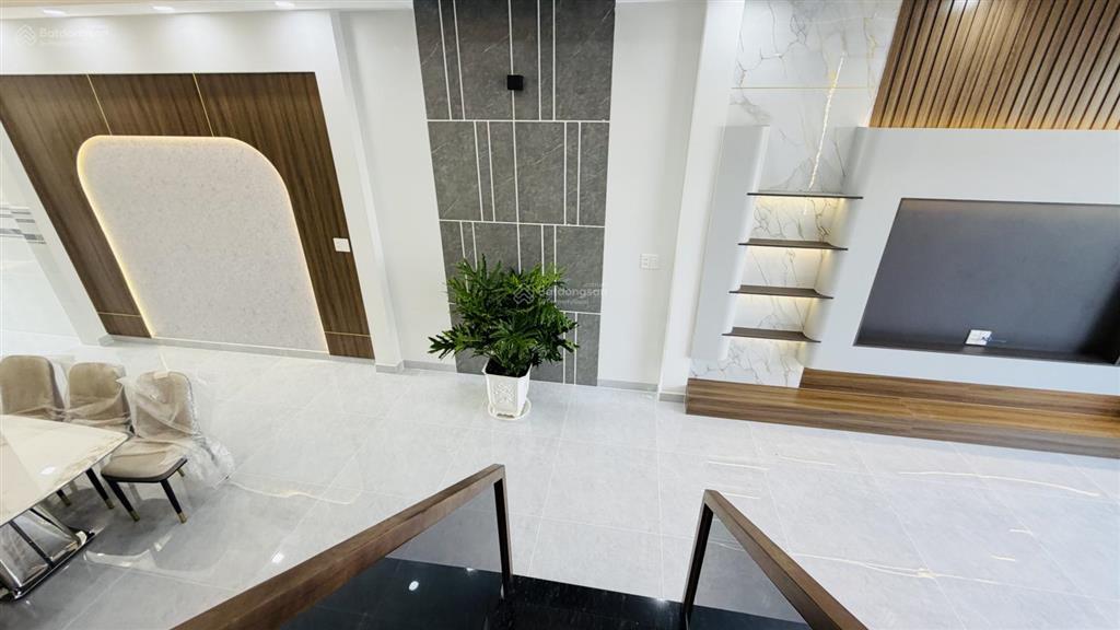 Chị 9 kẹt tiền bán nhà phố 5x40m mới xây dựng đẹp, có sân trước sân sau trồng rau xanh mát