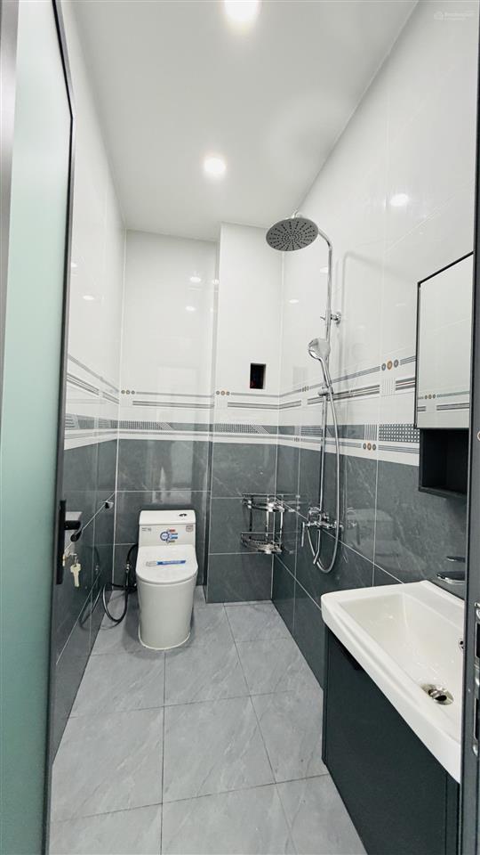 Chị 9 kẹt tiền bán nhà phố 5x40m mới xây dựng đẹp, có sân trước sân sau trồng rau xanh mát
