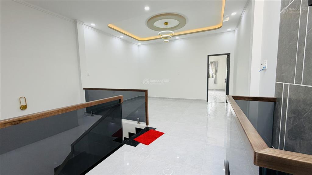 Chị 9 kẹt tiền bán nhà phố 5x40m mới xây dựng đẹp, có sân trước sân sau trồng rau xanh mát