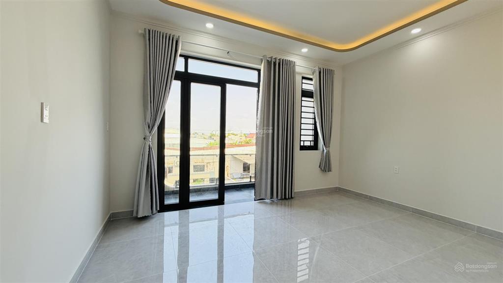 Chị 9 kẹt tiền bán nhà phố 5x40m mới xây dựng đẹp, có sân trước sân sau trồng rau xanh mát