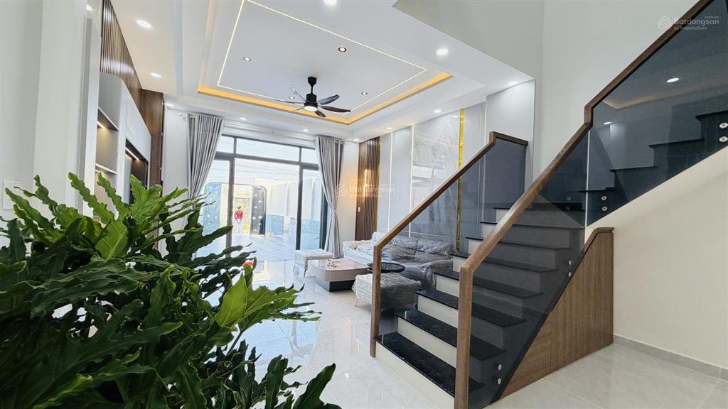 Chị 9 kẹt tiền bán nhà phố 5x40m mới xây dựng đẹp, có sân trước sân sau trồng rau xanh mát