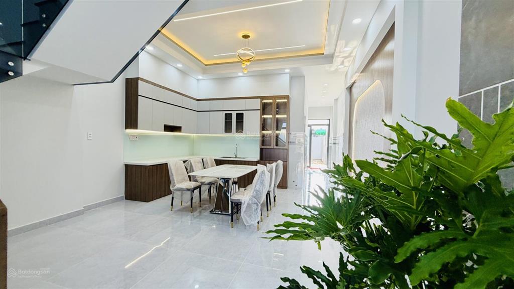 Chị 9 kẹt tiền bán nhà phố 5x40m mới xây dựng đẹp, có sân trước sân sau trồng rau xanh mát