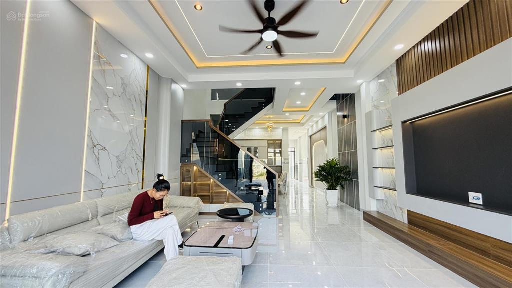 Chị 9 kẹt tiền bán nhà phố 5x40m mới xây dựng đẹp, có sân trước sân sau trồng rau xanh mát