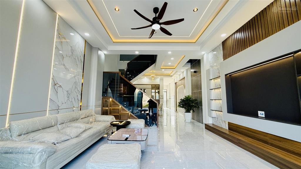 Chị 9 kẹt tiền bán nhà phố 5x40m mới xây dựng đẹp, có sân trước sân sau trồng rau xanh mát