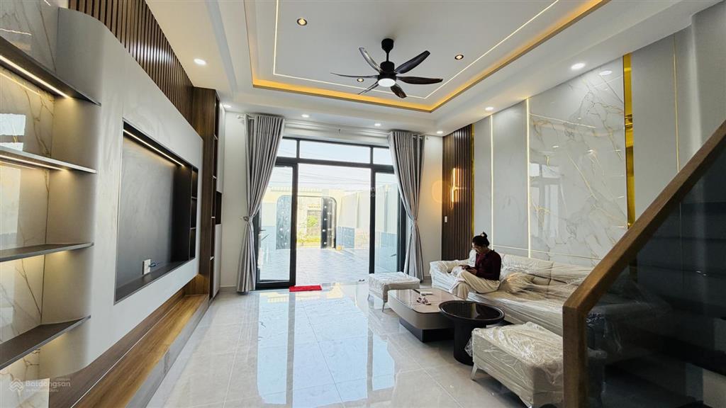 Chị 9 kẹt tiền bán nhà phố 5x40m mới xây dựng đẹp, có sân trước sân sau trồng rau xanh mát