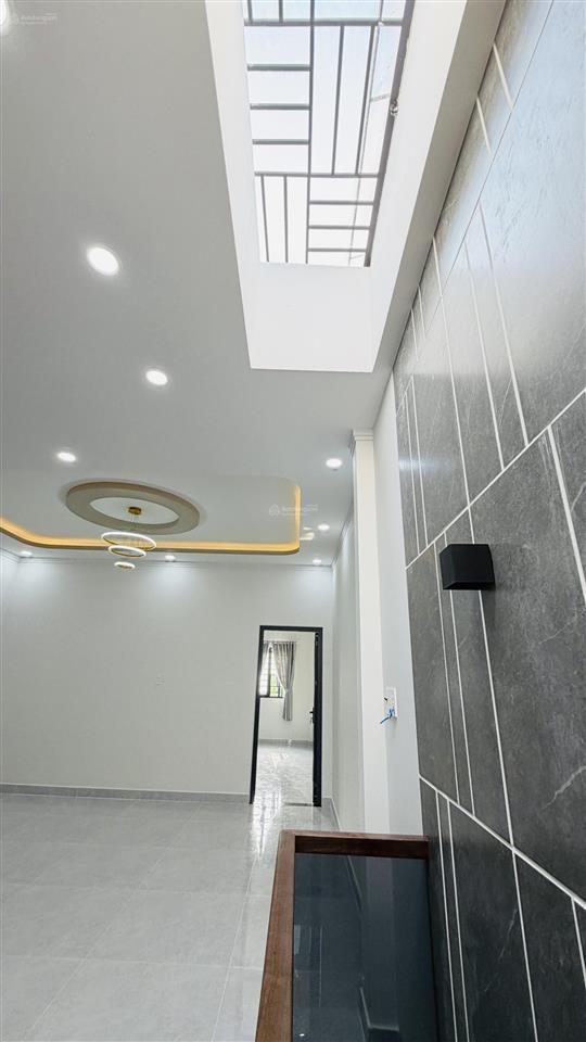 Chị 9 kẹt tiền bán nhà phố 5x40m mới xây dựng đẹp, có sân trước sân sau trồng rau xanh mát