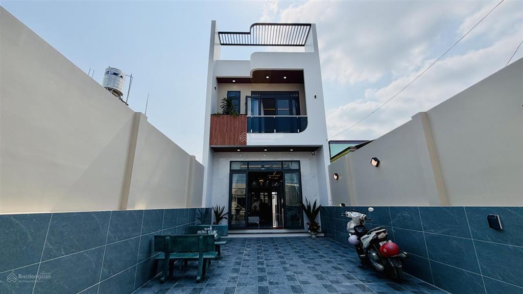 Chị 9 kẹt tiền bán nhà phố 5x40m mới xây dựng đẹp, có sân trước sân sau trồng rau xanh mát
