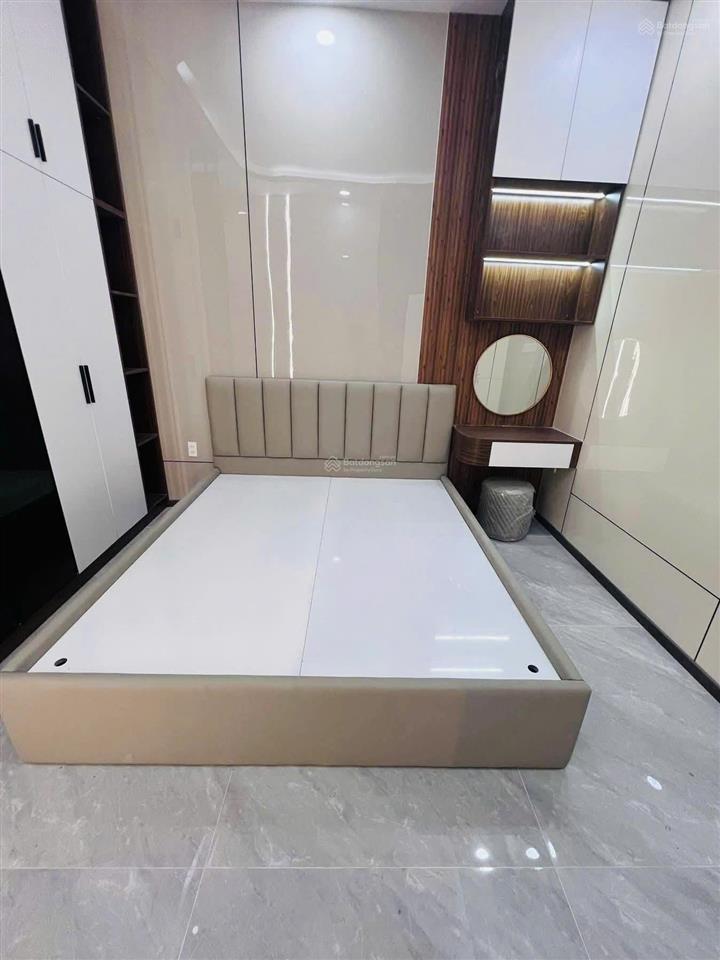 Anh chín bán nhà mới xây full nội thất gần chợ đầu mối hóc môn