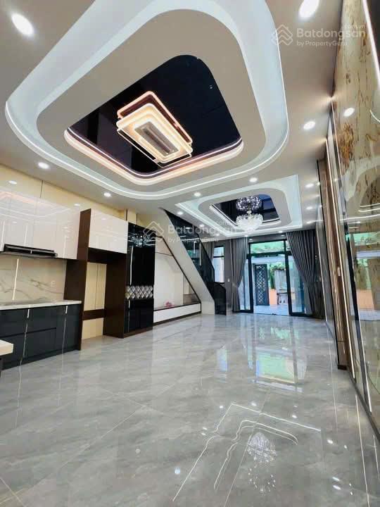 Anh chín bán nhà mới xây full nội thất gần chợ đầu mối hóc môn