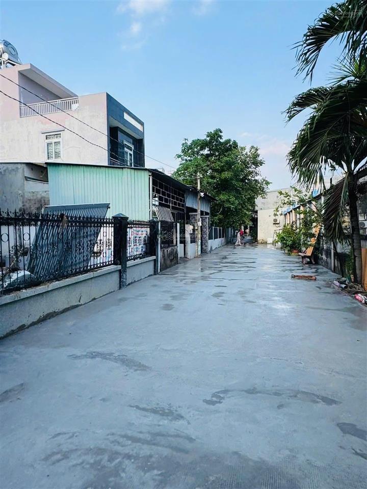 Anh chín bán nhà mới xây full nội thất gần chợ đầu mối hóc môn