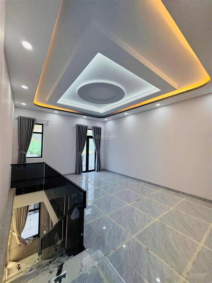 Anh chín bán nhà mới xây full nội thất gần chợ đầu mối hóc môn