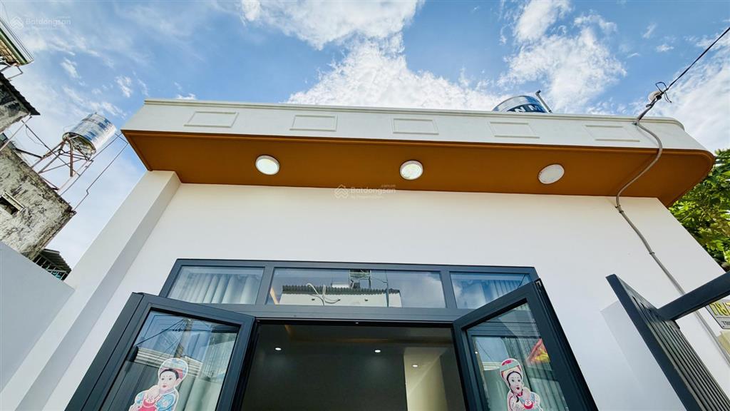 Kẹt tiền bán gấp! nhà hóc môn shr 7,2x16m gần chợ thới tứ