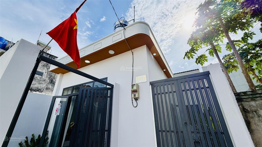 Kẹt tiền bán gấp! nhà hóc môn shr 7,2x16m gần chợ thới tứ