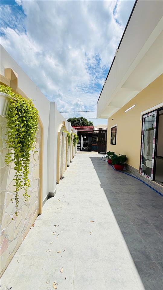 Nhà đẹp hóc môn ngang 10m siêu thoáng, sân vườn rộng