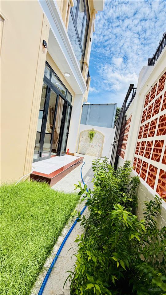Nhà đẹp hóc môn ngang 10m siêu thoáng, sân vườn rộng