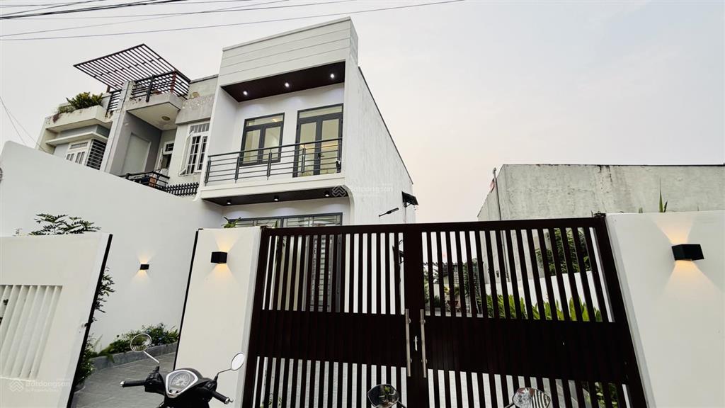 Bán biệt thự hóc môn 8x18m villa sân vườn gần ngã tư hóc môn