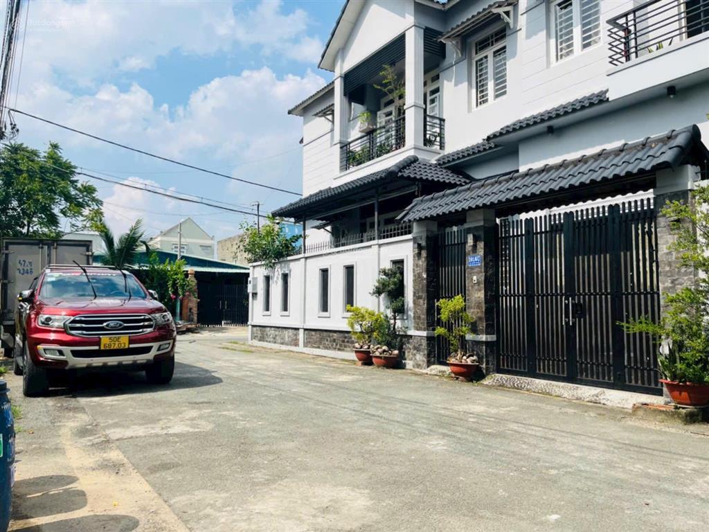 Bán biệt thự hóc môn 8x18m villa sân vườn gần ngã tư hóc môn