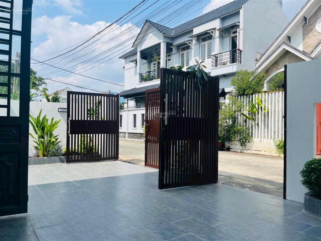 Bán biệt thự hóc môn 8x18m villa sân vườn gần ngã tư hóc môn