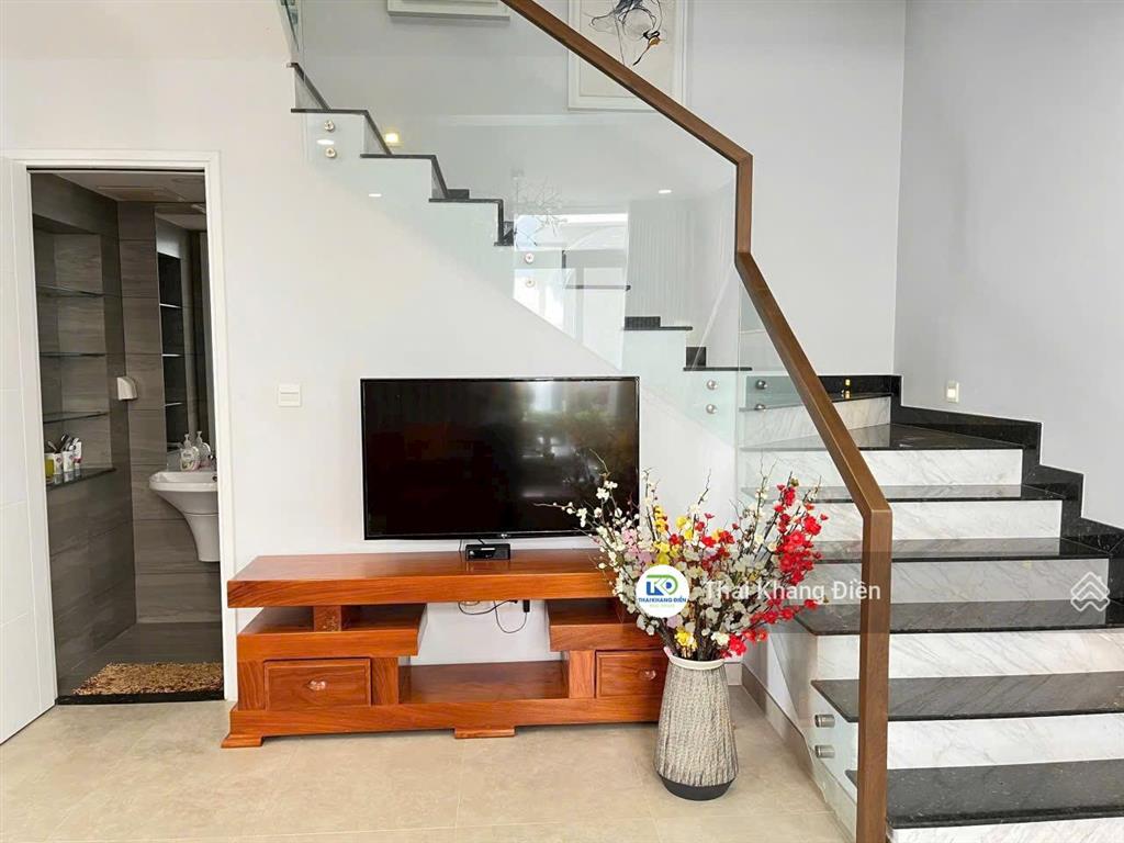 Chính chủ  cần bán căn biệt thự song lập venica. dt 250m2 view hồ bơi. full nội thất. hướng đn