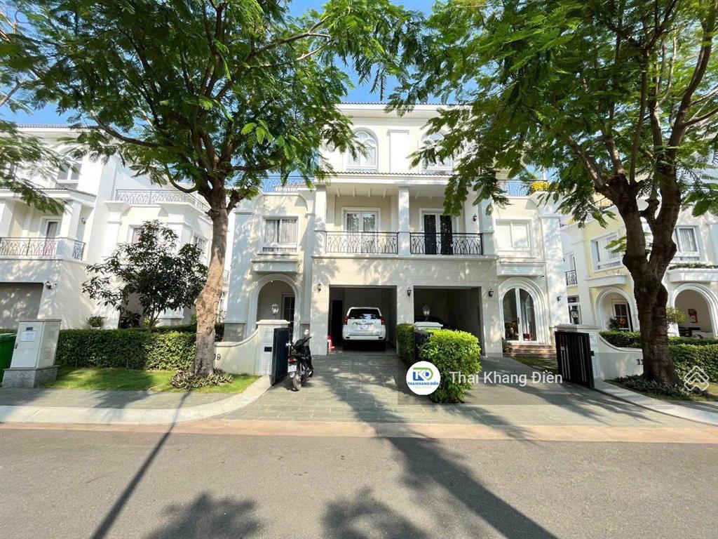 Chính chủ  cần bán căn biệt thự song lập venica. dt 250m2 view hồ bơi. full nội thất. hướng đn