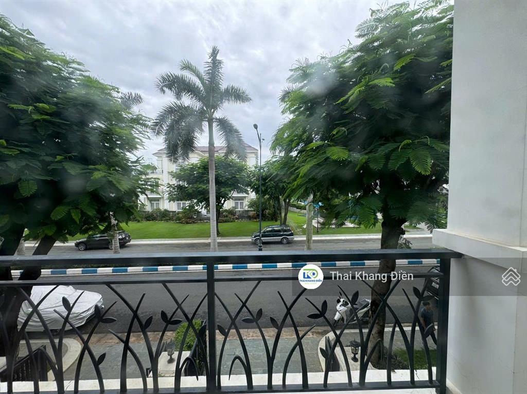 Chính chủ  cần bán căn biệt thự song lập venica. dt 250m2 view hồ bơi. full nội thất. hướng đn