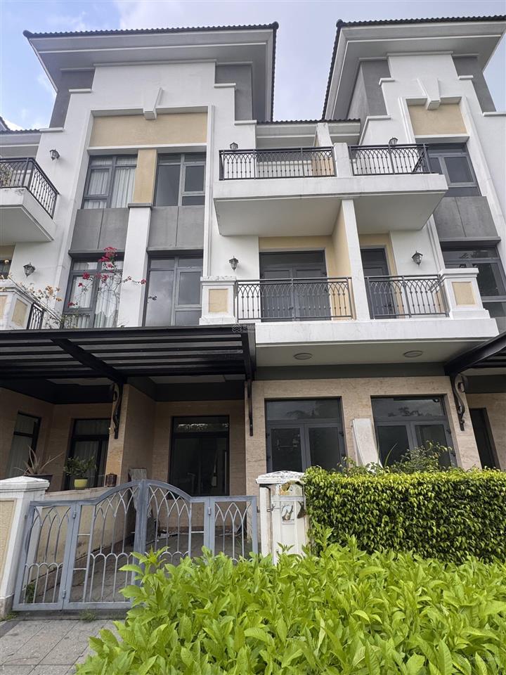 Chính chủ gửi bán căn verosa park. dt 75m2. xây 4 tầng. đối diện công viên. căn hiếm có đang bán