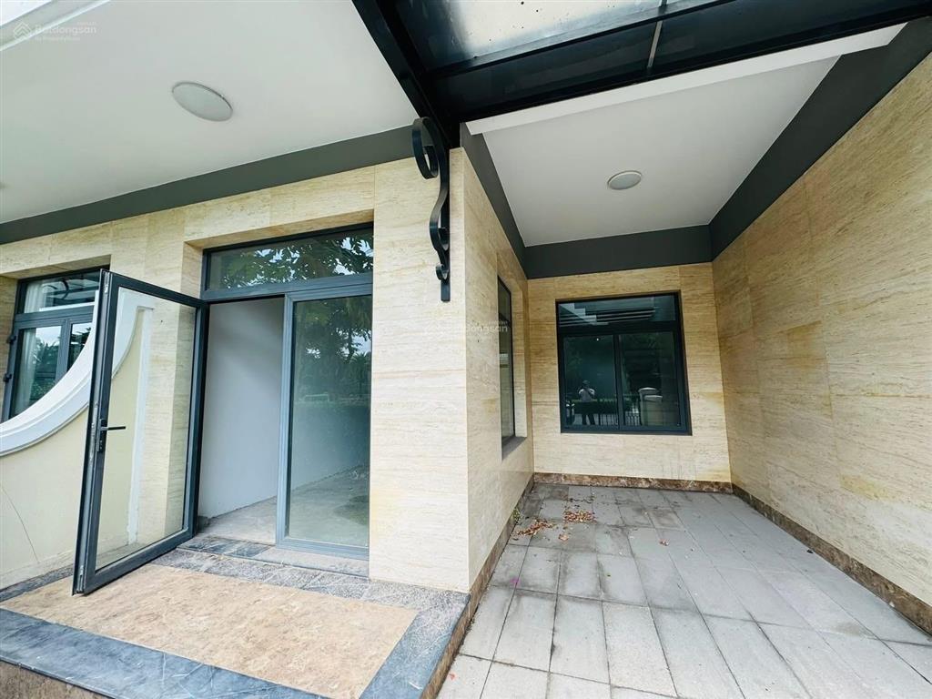 Chính chủ gửi bán căn verosa park. dt 75m2. xây 4 tầng. đối diện công viên. căn hiếm có đang bán