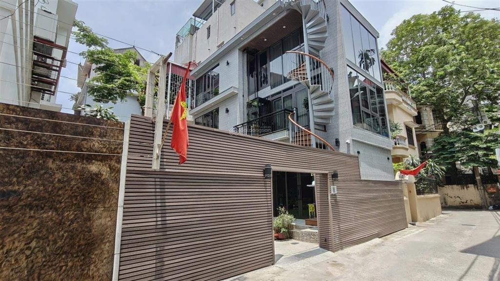 Biệt thự cầu giấy, lô góc, ô tô, sân vườn đẹp lung linh, sổ vuông, dt 100m2, mt 11m, giá 40.5 tỷ