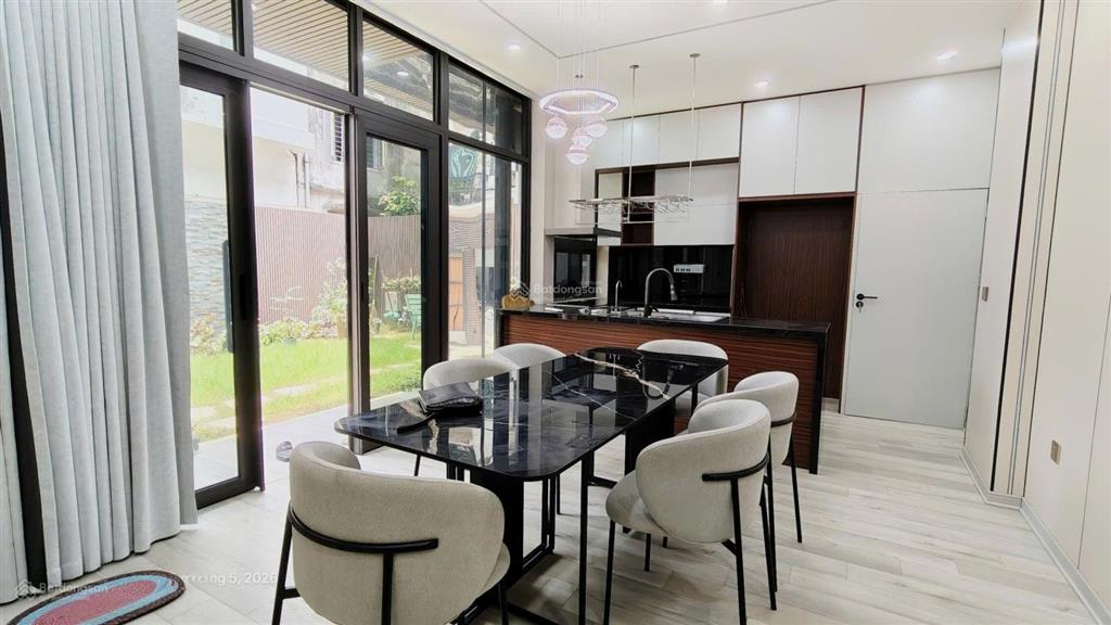 Biệt thự cầu giấy, lô góc, ô tô, sân vườn đẹp lung linh, sổ vuông, dt 100m2, mt 11m, giá 40.5 tỷ