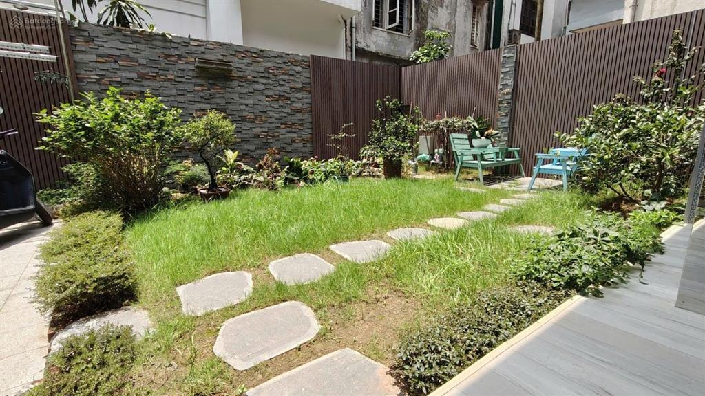 Biệt thự cầu giấy, lô góc, ô tô, sân vườn đẹp lung linh, sổ vuông, dt 100m2, mt 11m, giá 40.5 tỷ