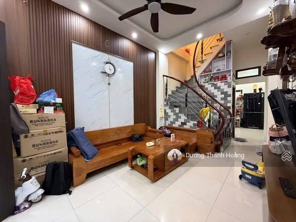 Bán nhà đẹp dân xây ngay ngã tư cổ linh long biên  dt 45m2 x 4 tầng x 4 ngủ .
