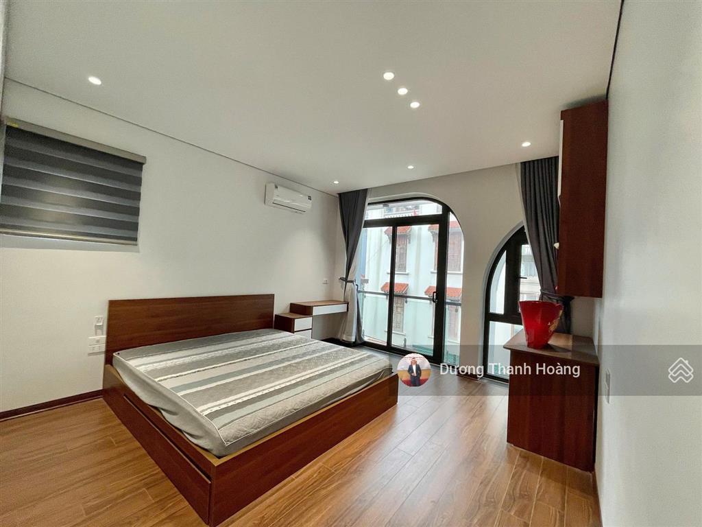 Chính chủ cần bán gấp nhà mới 6 tầng ngay ngã thạch bàn, cổ linh, ngõ ô tô vào nhà, giá tốt