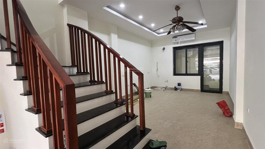 Cho thuê nhà làm văn phòng (tầng 1 60m2, tầng 2 62m2)