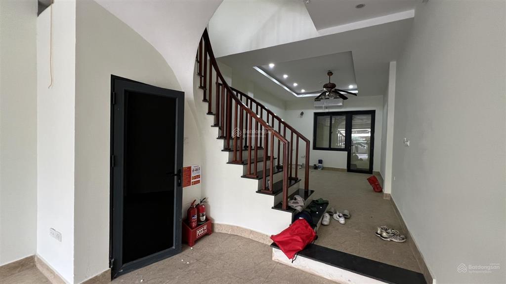Cho thuê nhà làm văn phòng (tầng 1 60m2, tầng 2 62m2)