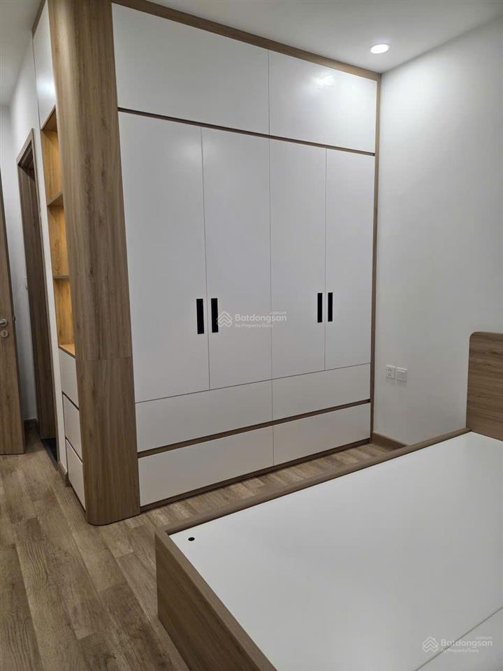 Bán căn hộ chung cư 2pn tòa wisteria, mặt đường 32, cách ga tàu điện 800m