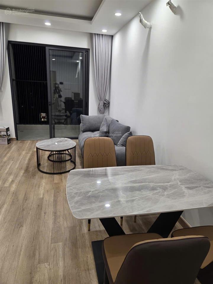Bán căn hộ chung cư 2pn tòa wisteria, mặt đường 32, cách ga tàu điện 800m