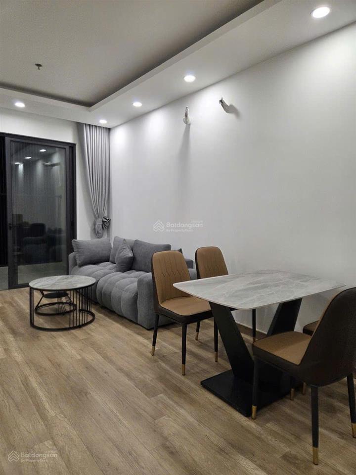 Bán căn hộ chung cư 2pn tòa wisteria, mặt đường 32, cách ga tàu điện 800m