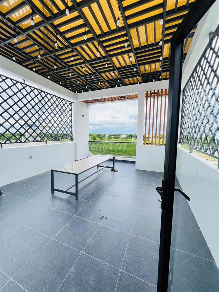 Nhà Mới Full nội thất cao cấp . 1 trệt , 2 LẦU .LONG HẬU