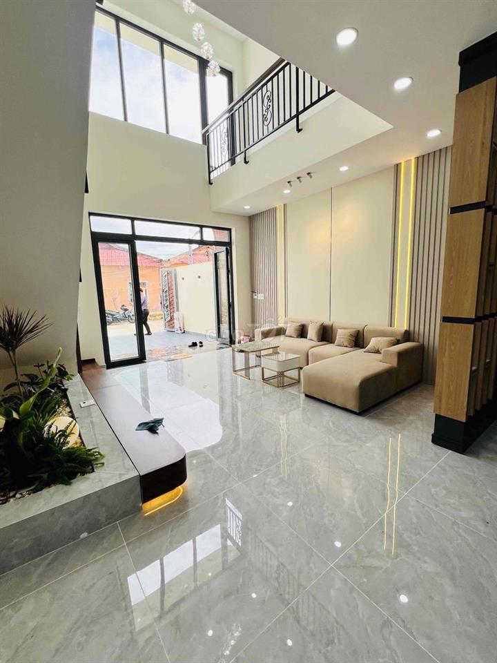 Nhà mới xây xong Có nộ thất ( 5m x 20m ) .1 trệt , 1 Lửng