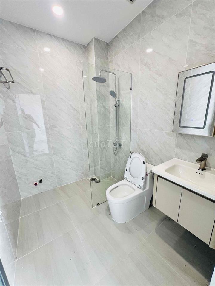 Nhà mới xây xong Có nộ thất ( 5m x 20m ) .1 trệt , 1 Lửng