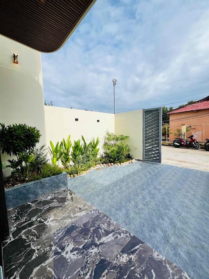 Nhà mới xây xong Có nộ thất ( 5m x 20m ) .1 trệt , 1 Lửng