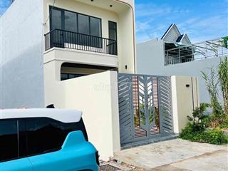 Nhà mới xây xong Có nộ thất ( 5m x 20m ) .1 trệt , 1 Lửng