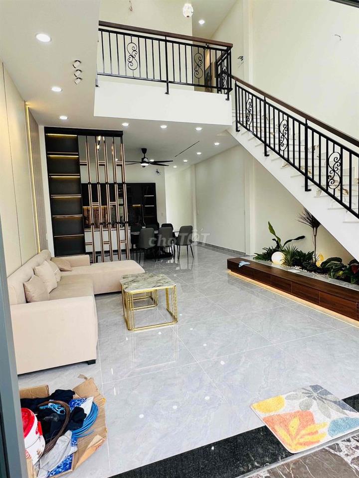 Nhà mới xây xong Có nộ thất ( 5m x 20m ) .1 trệt , 1 Lửng