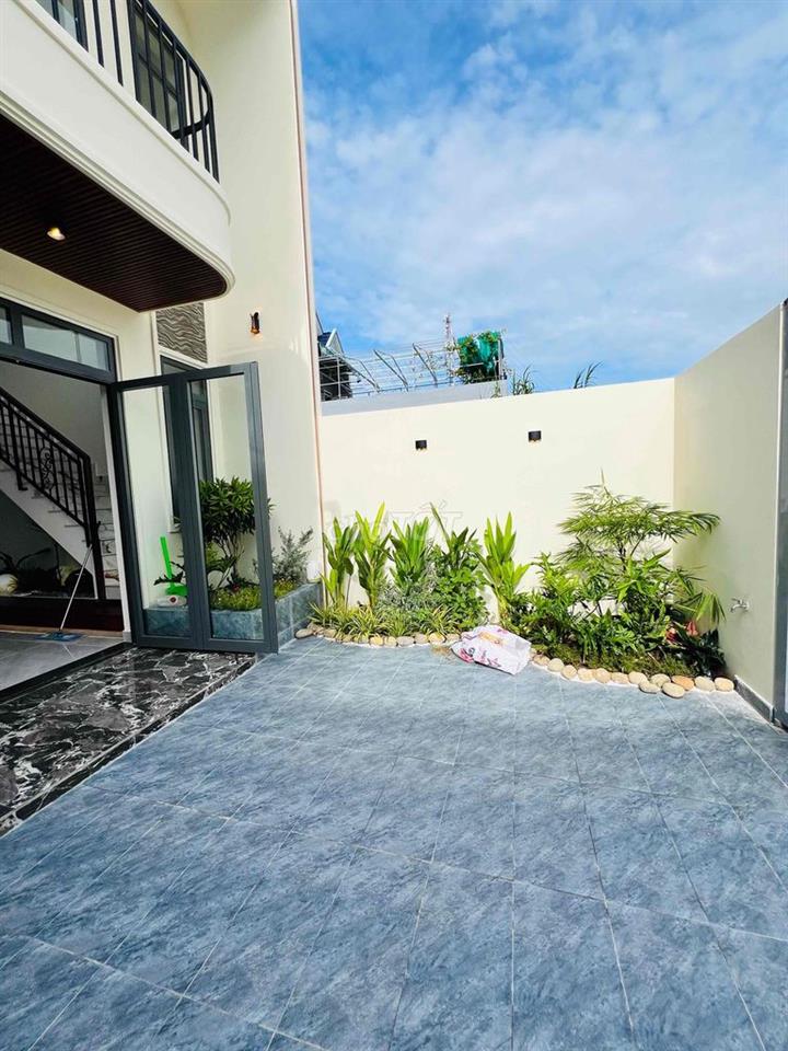 Nhà mới xây xong Có nộ thất ( 5m x 20m ) .1 trệt , 1 Lửng