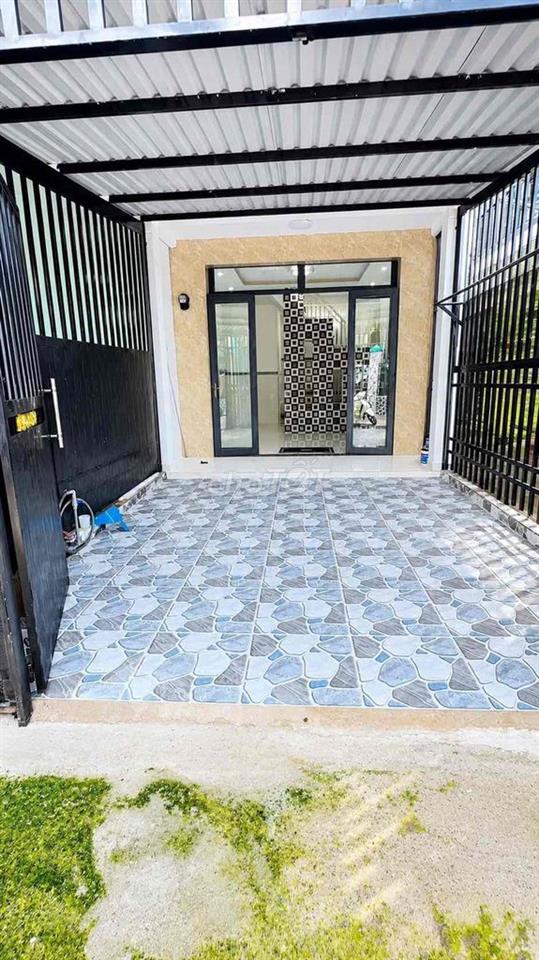 Căn Góc 2 Mặt tiền . 4m x 15m . nhà 1 Lầu . Long Hậu