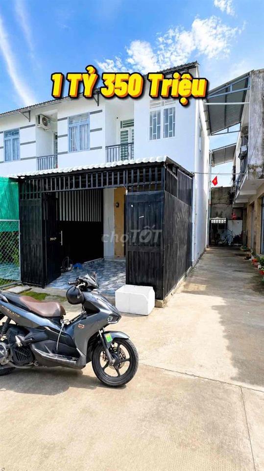 Căn Góc 2 Mặt tiền . 4m x 15m . nhà 1 Lầu . Long Hậu