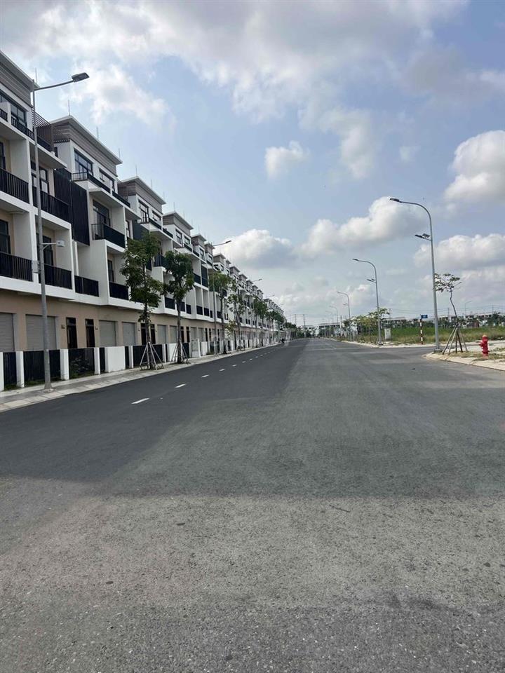 Sài gòn village .Đường số 15m rộng 12m .Giá tốt