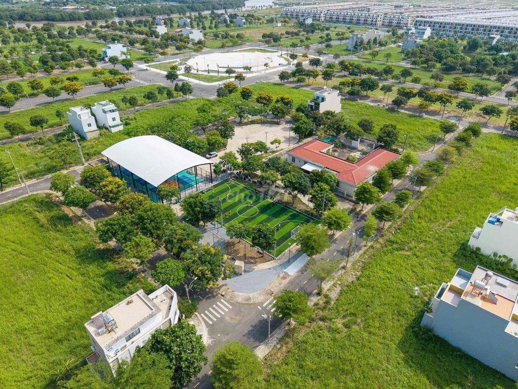 6m x 20m ( 120m2 ) .Đối diện công viên KDC Sài Gòn Village Long hậu