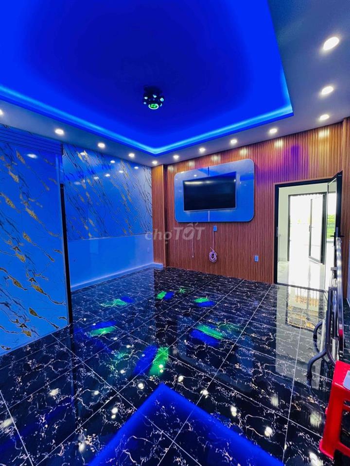 NHÀ MỚI Full nội thất cao cấp .Có phòng karaoke.