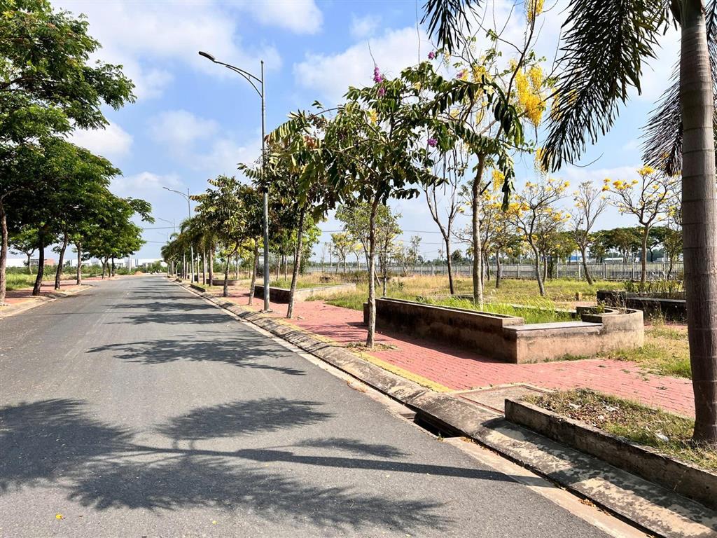 Chỉ 1 tỷ 8 sở hữu ngay lô đất 150m2 đối diện công viên sát trung tâm hành chính thủ thừa